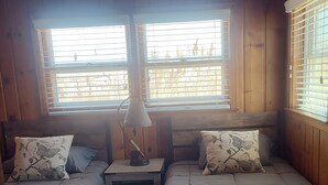 Een gezellig kamer met twee bedden, een nachtkastje en een lamp.