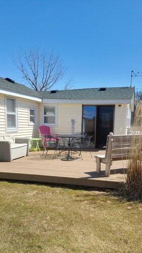 Charming 2-bedroom cottage with WiFi, AC on a peaceful Harsens Island canal. 