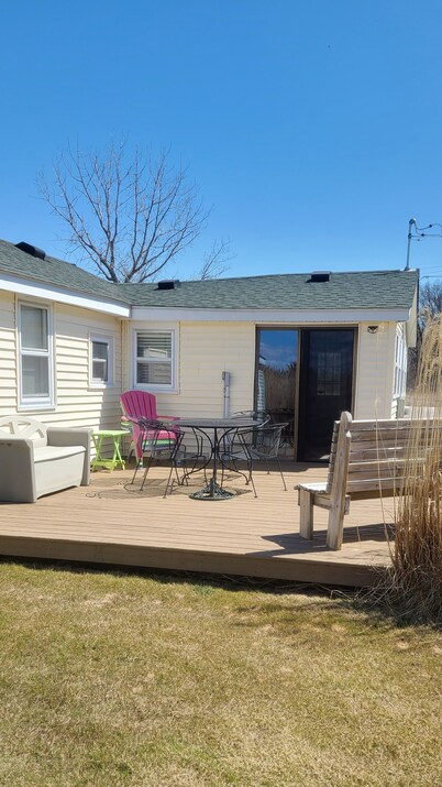 Charming 2-bedroom cottage with WiFi, AC on a peaceful Harsens Island canal. 