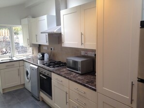 Huoneisto | Yksityinen keittiö | Jääkaappi, mikroaaltouuni, uuni, liesi