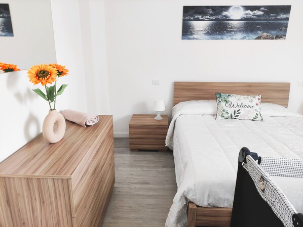 1 chambre, lit parapluie, Wi-Fi gratuit, draps fournis