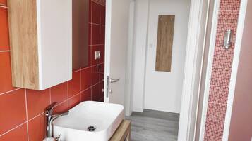 Asciugacapelli, asciugamani, sapone, carta igienica