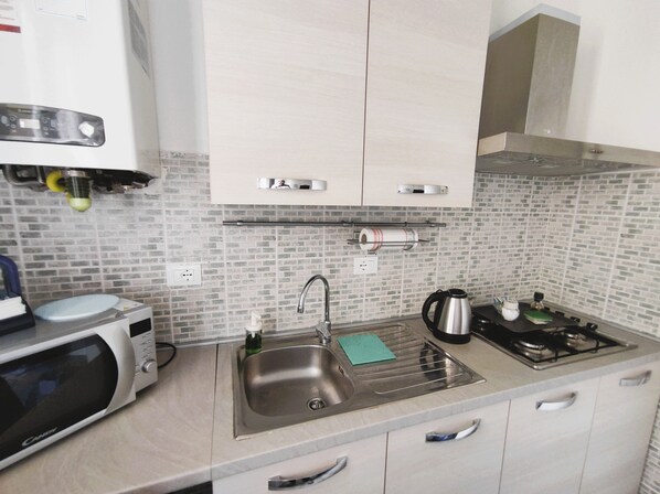 Refrigerador, microondas, horno y parrilla de estufa