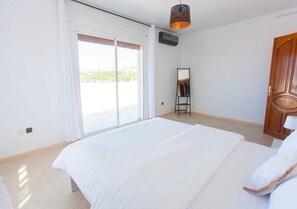 6 bedrooms, iron/ironing board, WiFi, bed sheets
