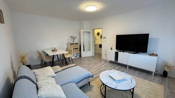 Smart-TV, Bücher, Musikbibliothek, Videothek