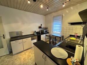 Réfrigérateur, micro-ondes, four, plaque de cuisson