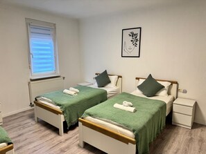 2 habitaciones, tabla de planchar con plancha y cuna de viaje