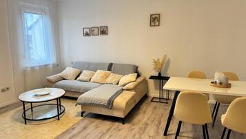 Smart-TV, Bücher, Musikbibliothek, Videothek