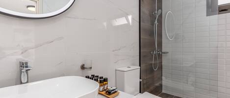 Dusch, hårtork, handdukar och tvål