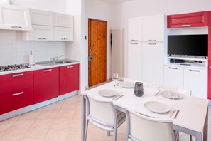 Kühlschrank, Geschirrspüler, Wasserkocher mit Kaffee-/Teezubehör