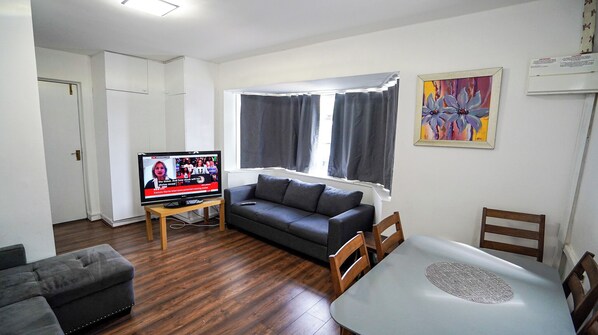 Comfort House, Private Bathroom | Living area - 3BR Home Near Hounslow West Tube Station (London)