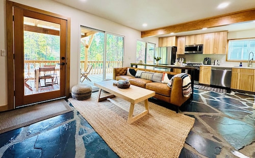 Charming house near Yosemite with a Creek