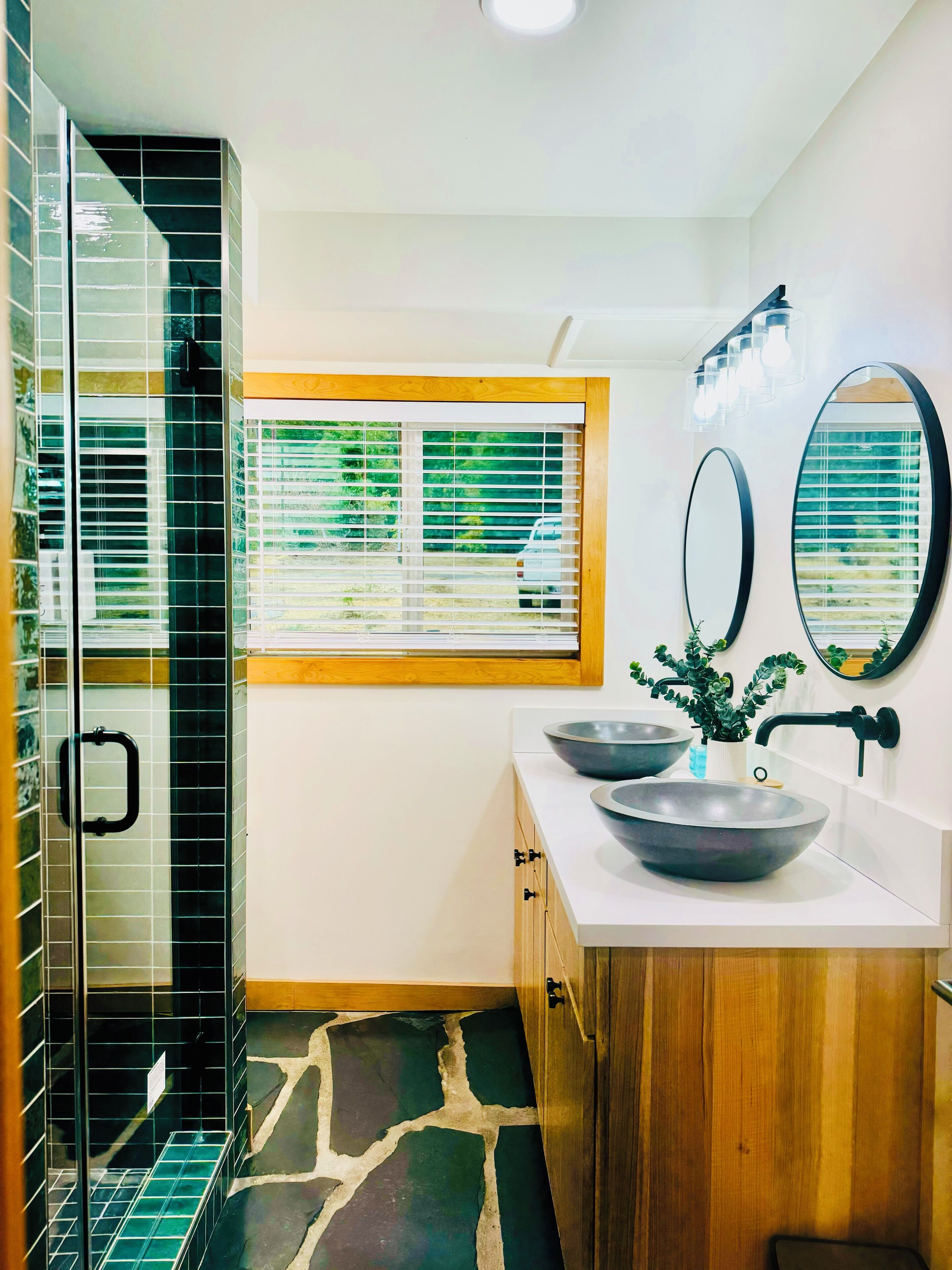 Een douche, een haardroger, handdoeken, zeep
