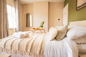 4 bedrooms, iron/ironing board, WiFi, bed sheets - A charming traditional 4 bedroom property close to the bustling Bath Road. (Cheltenham)