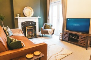 Living area - A charming traditional 4 bedroom property close to the bustling Bath Road. (Cheltenham)