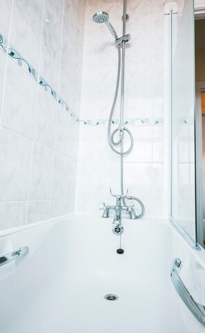 Dusche, Haartrockner, Handtücher, Toilettenpapier