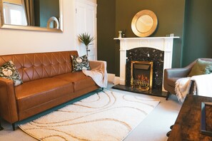 Living area - A charming traditional 4 bedroom property close to the bustling Bath Road. (Cheltenham)