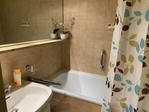 Bathroom - Bright Apartment With Stunning Panoramic Views (Vohenstrauss)