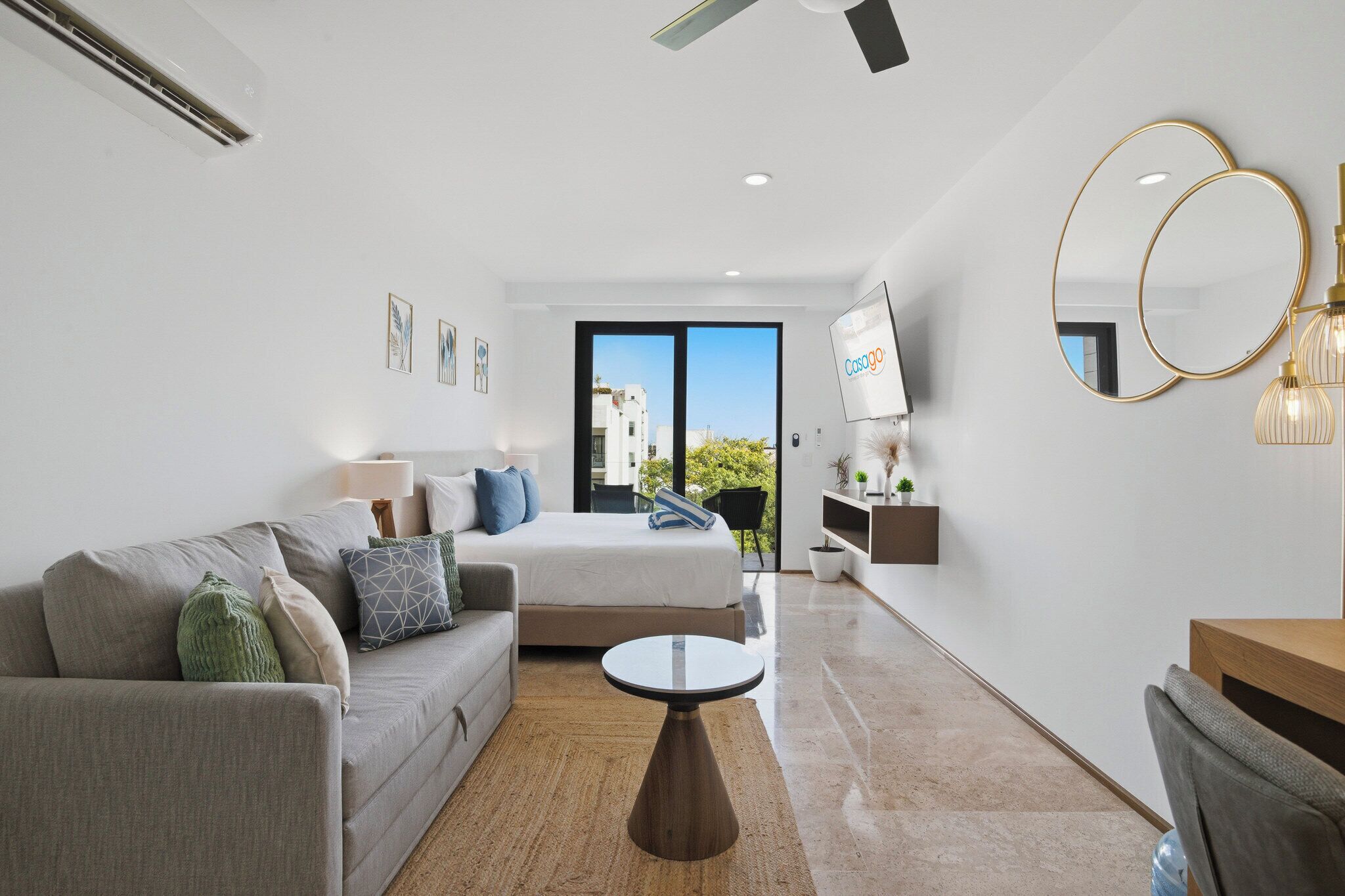 Estudio superior, balcón, vista parcial al océano | Caja de seguridad en la habitación y decoración personalizada 