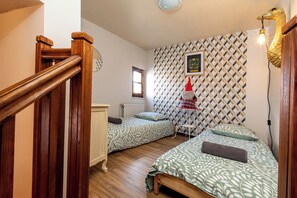 2 bedrooms, desk, travel cot, WiFi