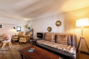 Smart TV, fireplace, video games, DVD player