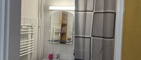 Bruser, hårtørrer, håndklæder, Sæbe