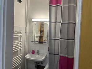 Dusj, hårføner, håndklær og såpe