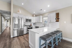 Mikrobølgeovn, ovn, kokeplater og oppvaskmaskin