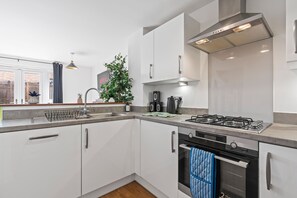 Een koelkast, een magnetron, een oven, een kookplaat