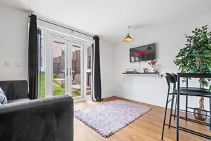 TV - Lotus Haus - Luxurious 4 BD House - Gated Parking (Birmingham)