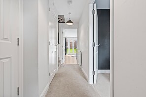 Interior - Lotus Haus - Luxurious 4 BD House - Gated Parking (Birmingham)