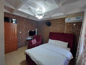 Studio Suite Deluks, balkon, pemandangan kota | Seprai premium, meja kerja, dan ruang kerja ramah laptop