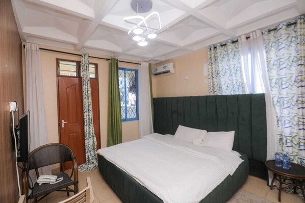 豪華開放式套房, 陽台, 城市景觀 | 高級寢具、書桌、筆電工作空間、遮光布/窗簾