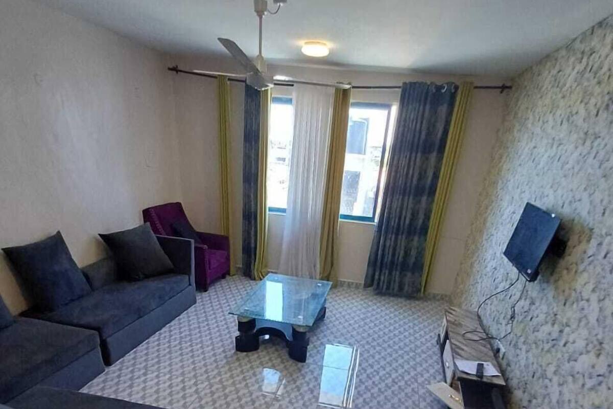 Exclusief appartement, 2 slaapkamers, uitzicht op de stad | Woonruimte | Een 32-inch smart-tv met digitale zenders en streamingdiensten