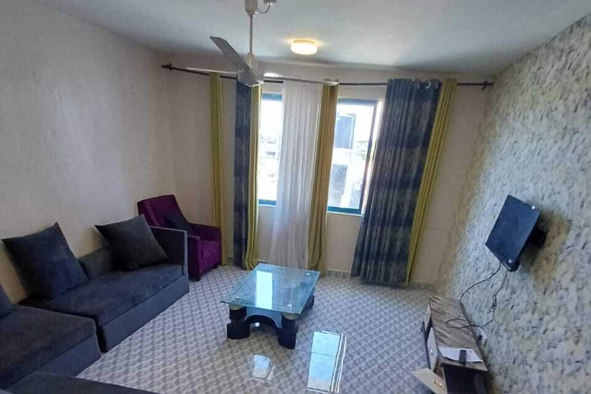 Exclusief appartement, 2 slaapkamers, uitzicht op stad | Woonruimte | Een 32-inch smart-tv met digitale zenders en streamingdiensten