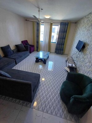 尊爵公寓, 2 間臥室, 城市景觀 | 起居區 | 32-吋智慧型電視、數位頻道、串流服務