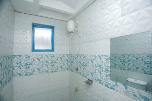 Deluxe-Studiosuite, Balkon, Stadtblick | Badezimmer | Dusche, Regendusche, kostenlose Toilettenartikel, Hausschuhe