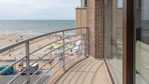 A balcony with a view of the beach and ocean. - Apartment With Terrace and sea View in Mariakerke (Ostend)
