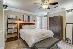 4 slaapkamers, een strijkplank/strijkijzer, wifi, beddengoed