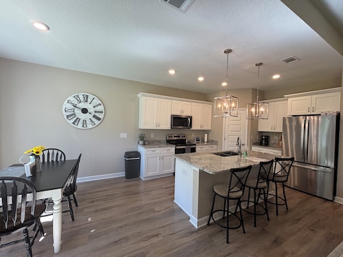 4.0 Mi. to  North Crestview 3-bedroom house, close to Base, Airport and Beach.