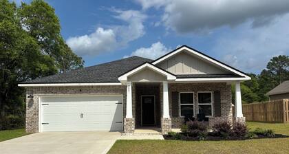 4.0 Mi. to North Crestview 3-bedroom house, close to Base, Airport and Beach.