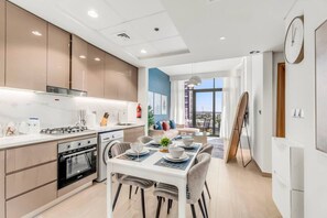 Fridge, microwave, oven, toaster - Elite 1 Bedroom Getaway (Dubai)