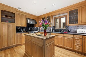 ثلاجة، فرن، موقد طهي مسطح، غسالة أطباق