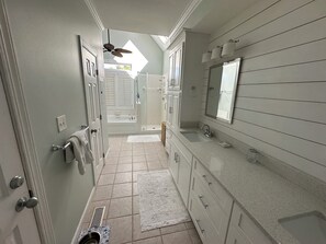 Ducha, bañera de hidromasaje, secador de pelo, toallas