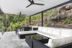 تناول الطعام بالخارج