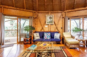 Casa de campo Confort, 2 habitaciones, hidromasaje, vista al jardín | Sala de estar | Smart TV de 50 pulgadas con canales por cable y libros 