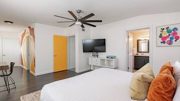 4 bedrooms, desk, iron/ironing board, travel crib