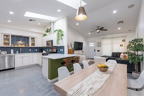 Fridge, microwave, oven, stovetop - Near Scottsdale | Fire Pit & Cowboy Pool (Phoenix)