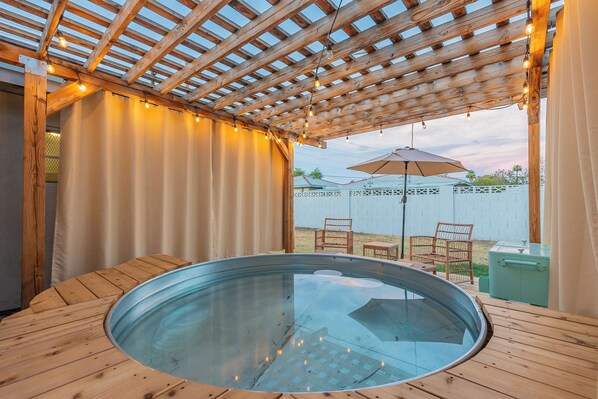 Outdoor spa tub - Near Scottsdale | Fire Pit & Cowboy Pool (Phoenix)