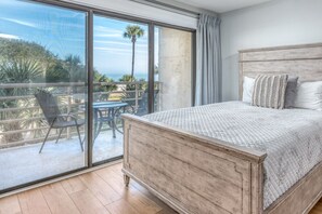 2 soverom, skrivebord, strykejern/-brett og reiseseng for barn